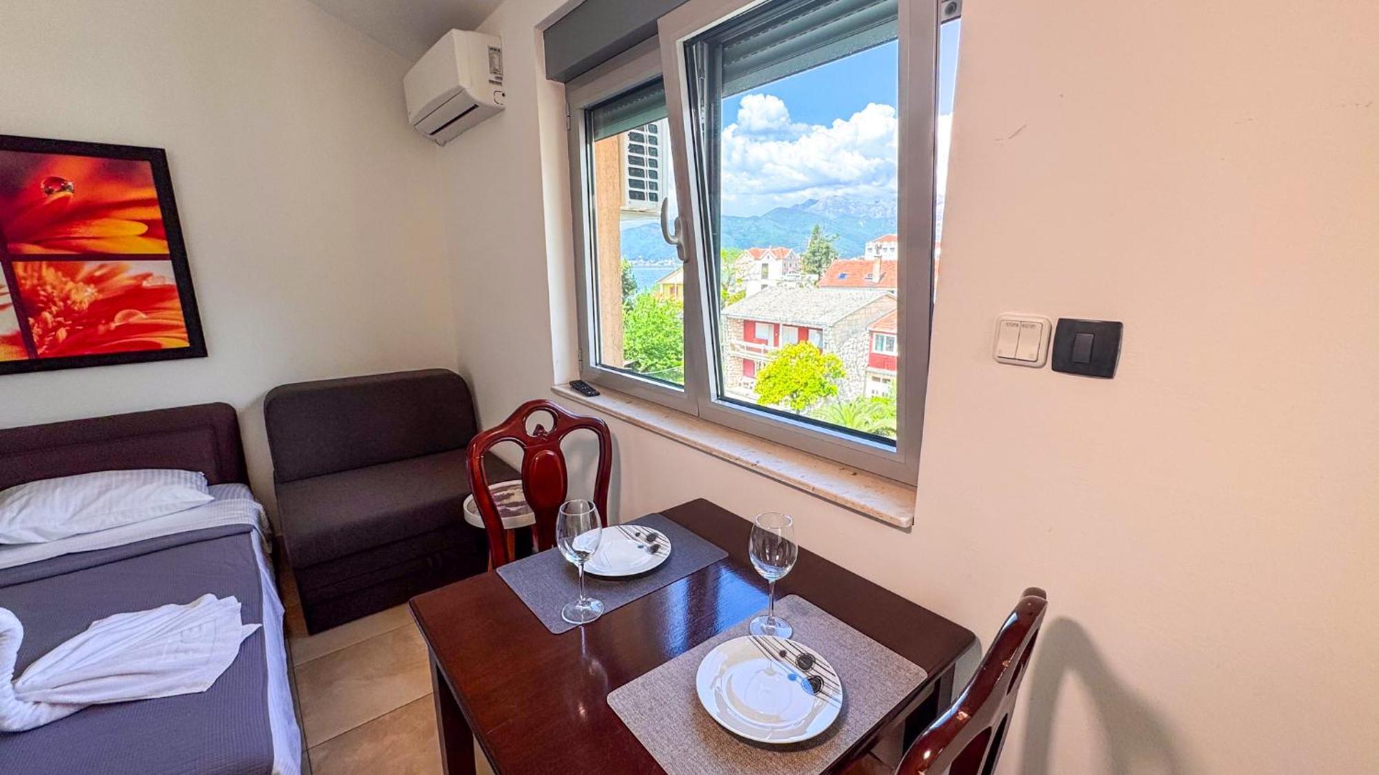 Qumi Apartments Tivat Exteriör bild