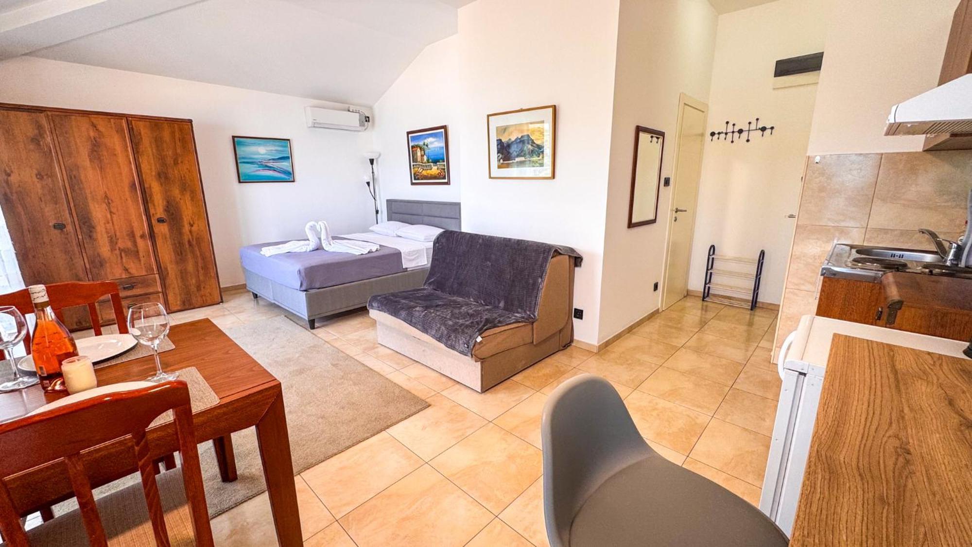 Qumi Apartments Tivat Exteriör bild