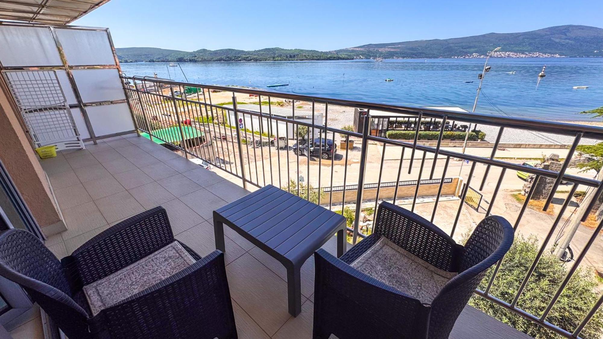 Qumi Apartments Tivat Exteriör bild