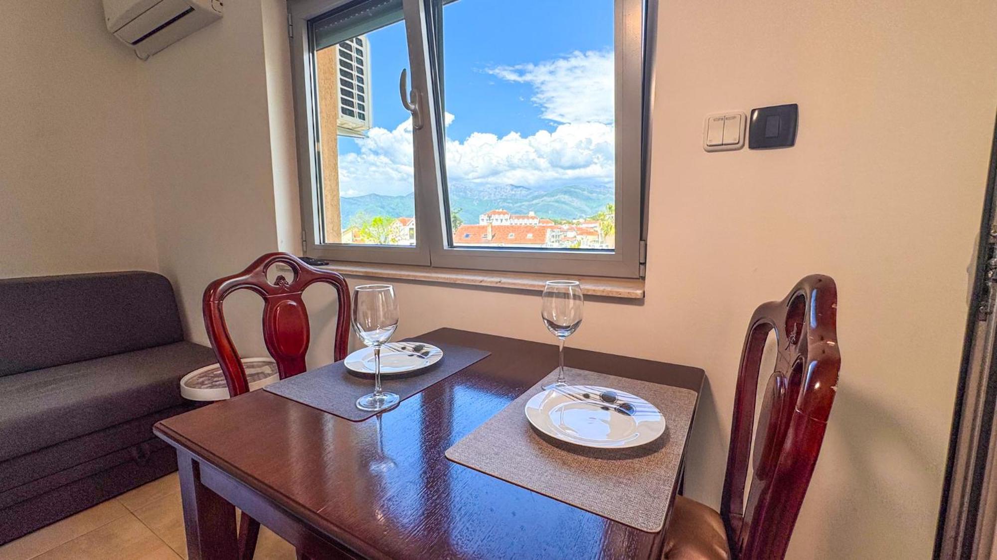 Qumi Apartments Tivat Exteriör bild
