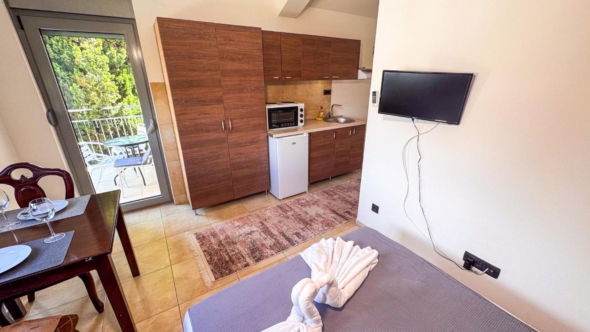Qumi Apartments Tivat Exteriör bild