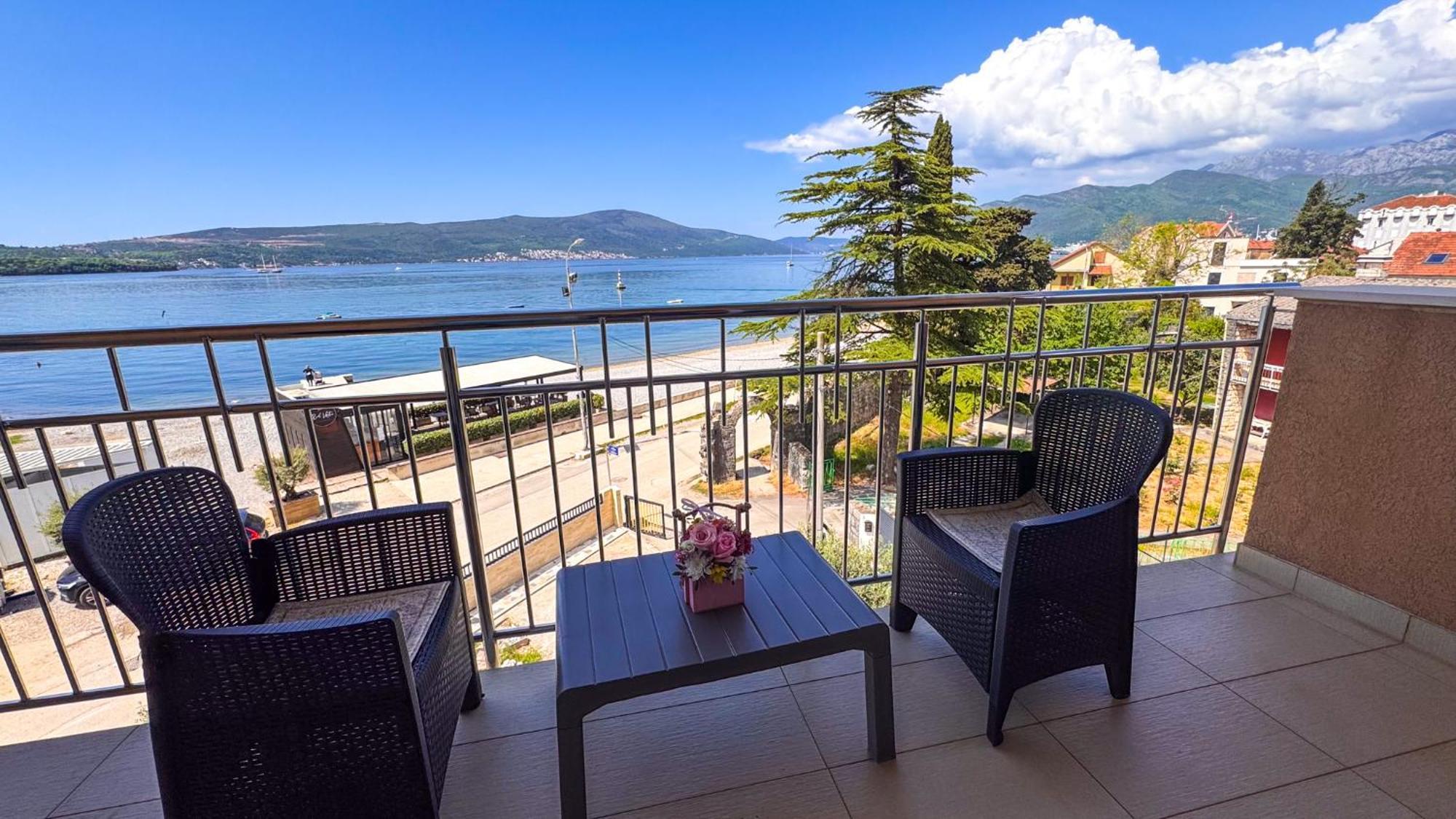 Qumi Apartments Tivat Exteriör bild