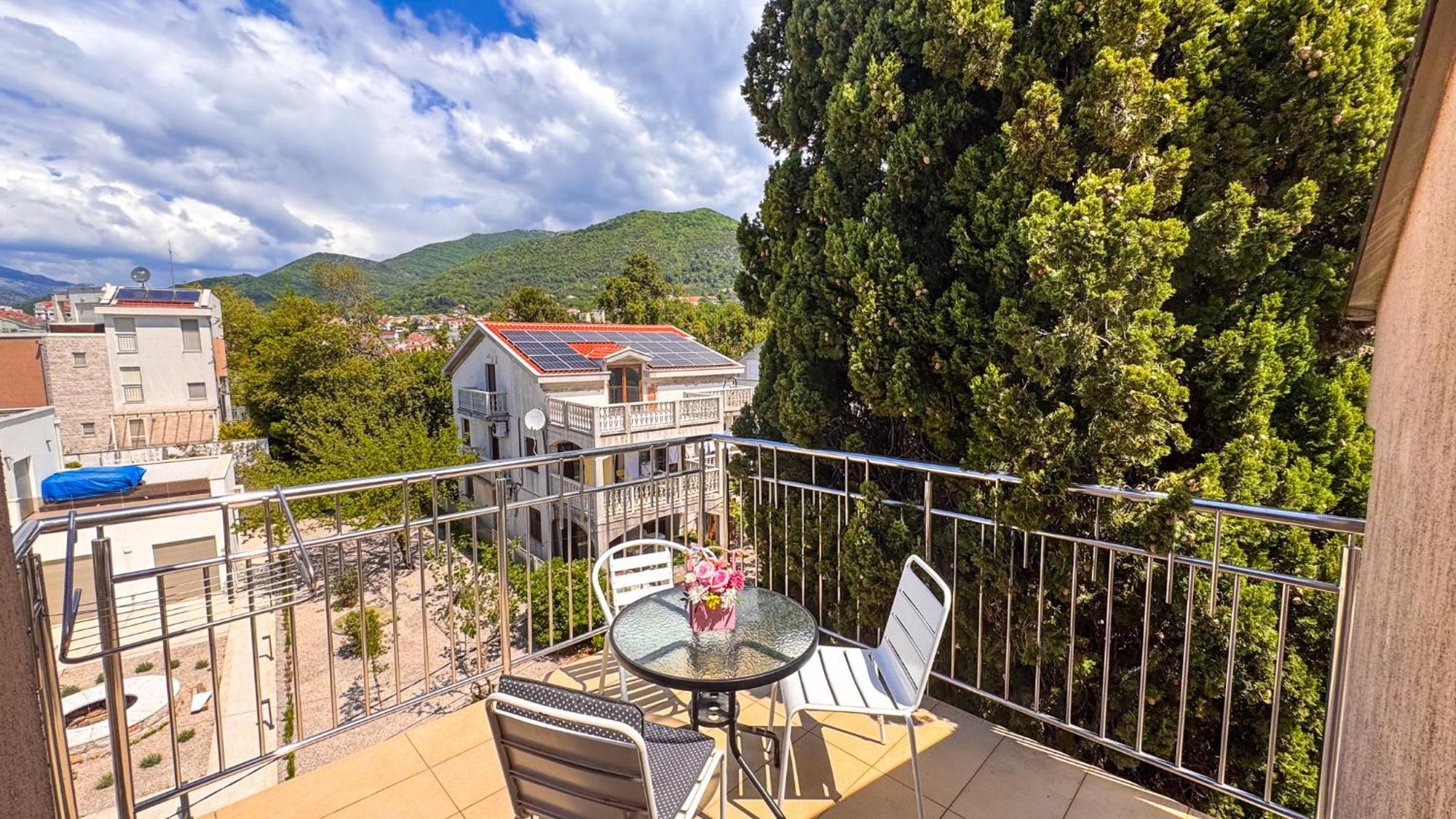 Qumi Apartments Tivat Exteriör bild