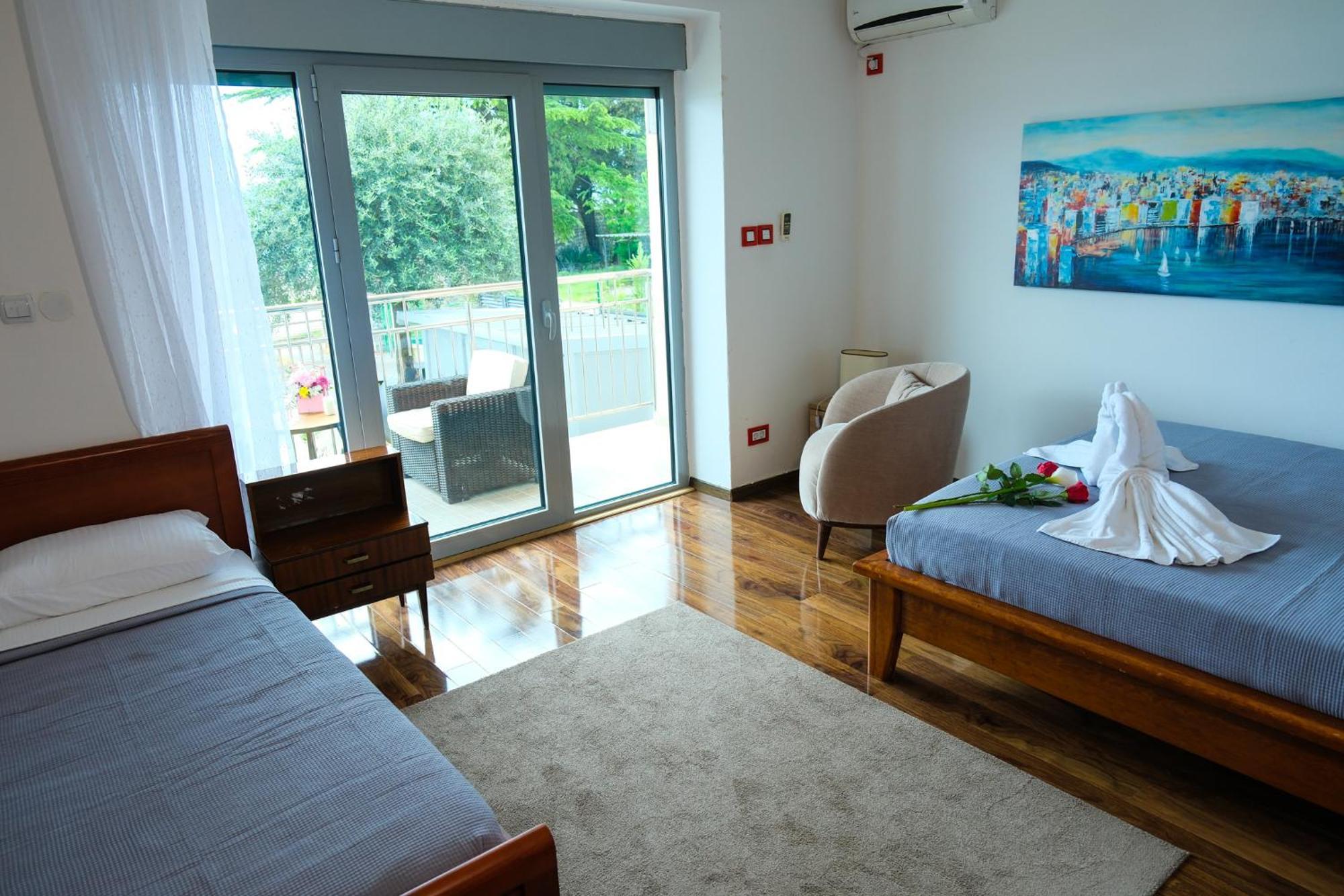 Qumi Apartments Tivat Exteriör bild