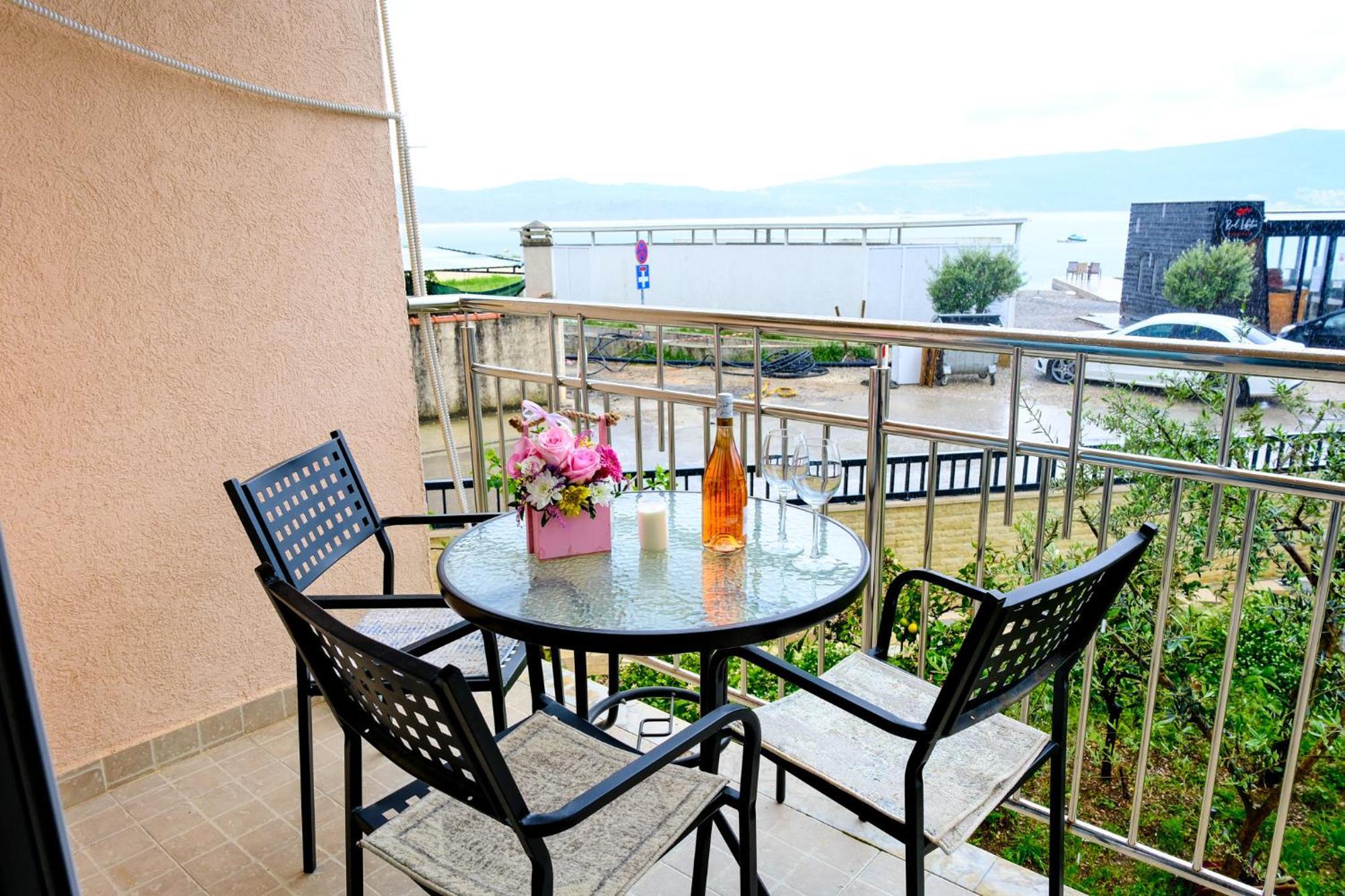 Qumi Apartments Tivat Exteriör bild