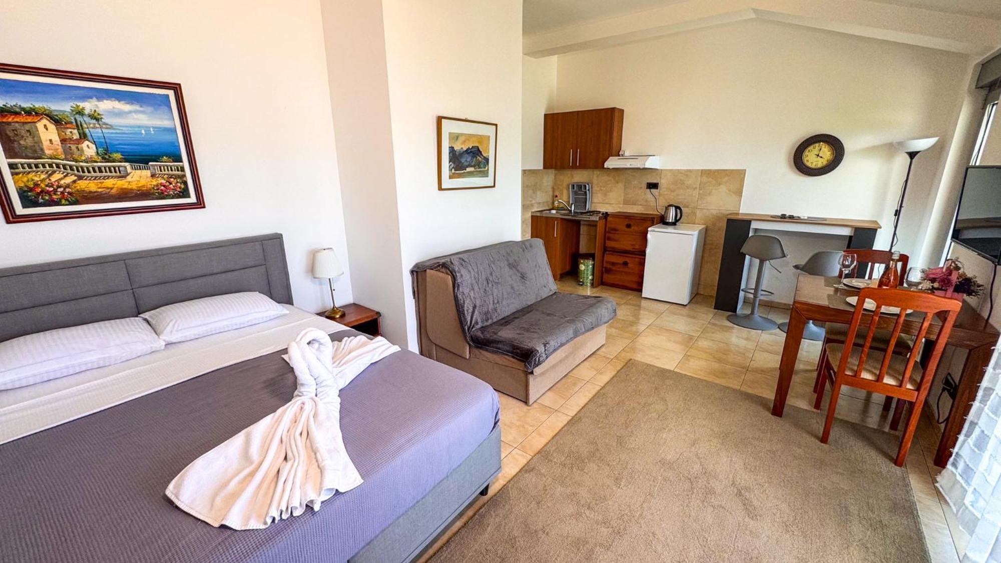 Qumi Apartments Tivat Exteriör bild