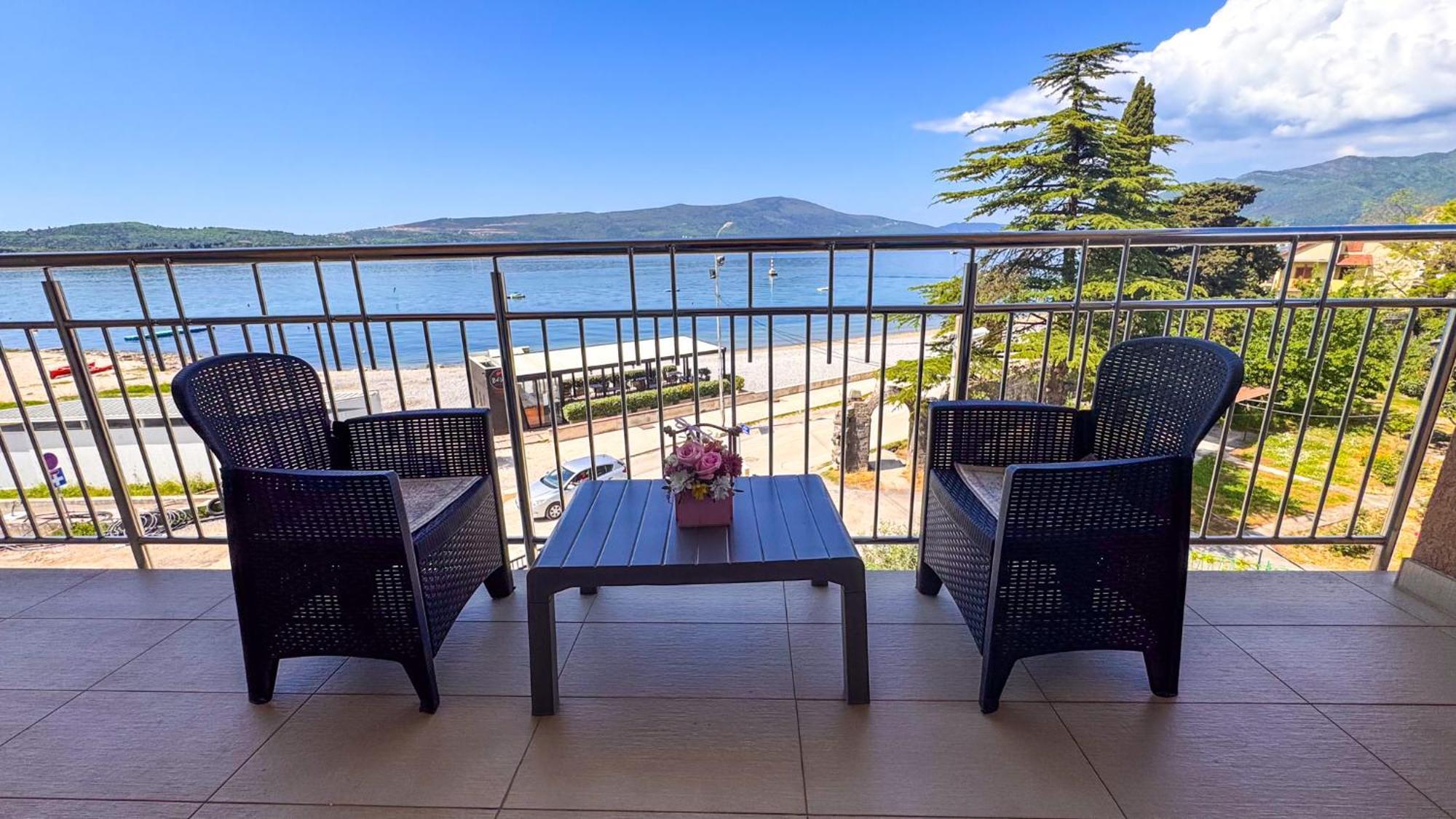 Qumi Apartments Tivat Exteriör bild