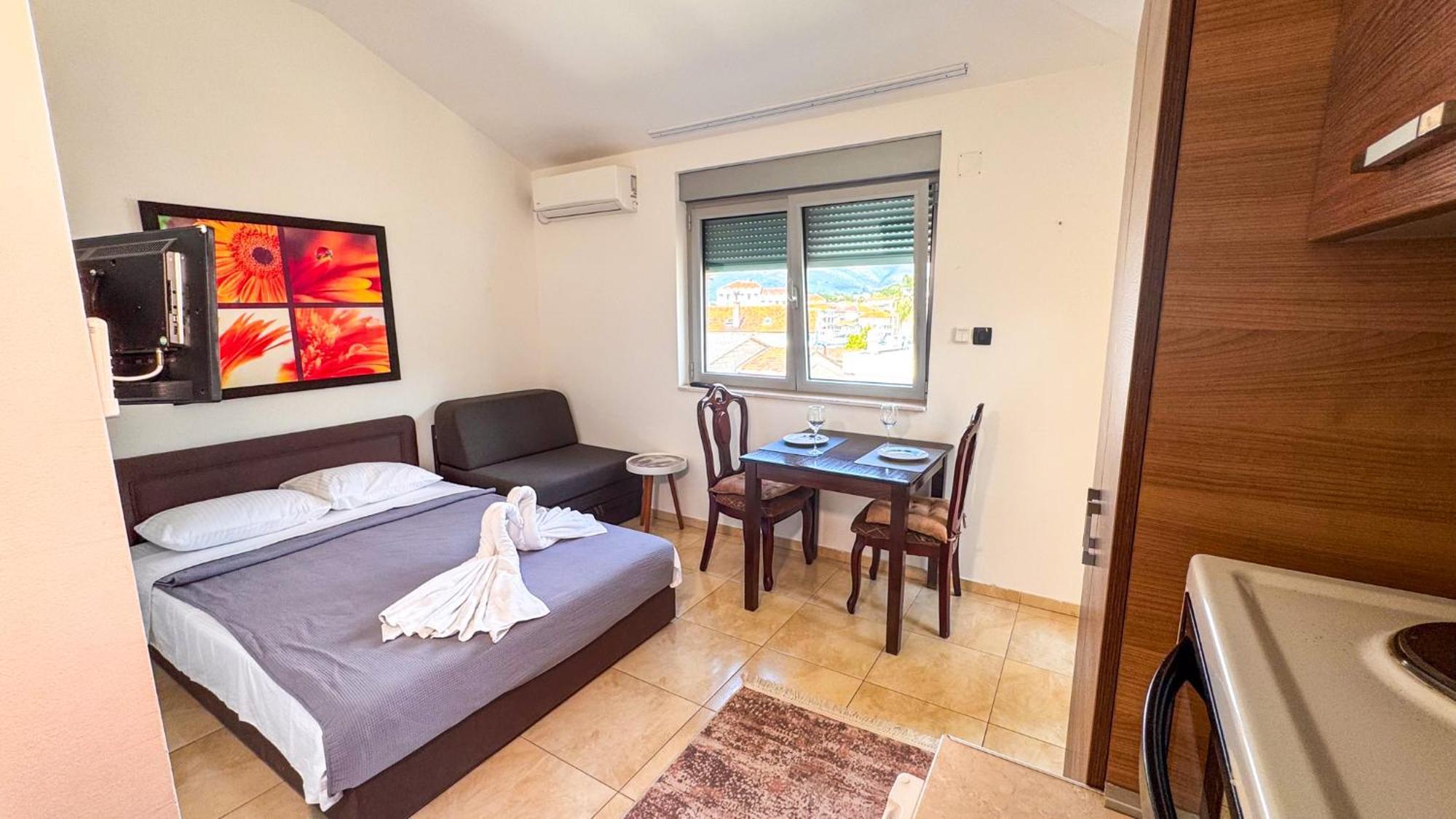 Qumi Apartments Tivat Exteriör bild