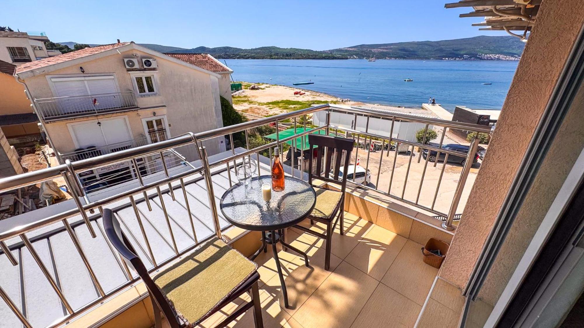 Qumi Apartments Tivat Exteriör bild
