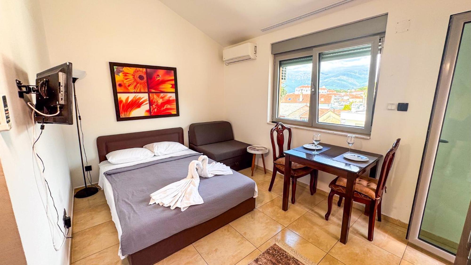 Qumi Apartments Tivat Exteriör bild